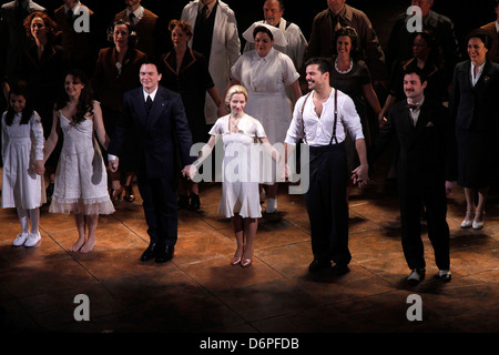 Maya Jade Frank, Rachel Potter, Michael Cerveris, Elena Roger, Ricky Martin, Max von Essen e cast Curtain Call dopo il Foto Stock