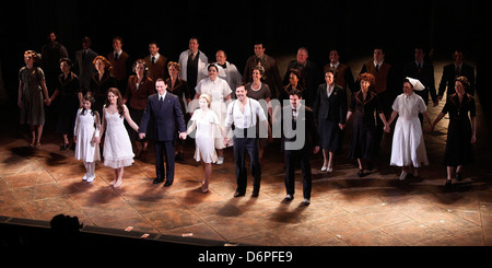 Maya Jade Frank, Rachel Potter, Michael Cerveris, Elena Roger, Ricky Martin, Max von Essen e cast Curtain Call dopo il Foto Stock