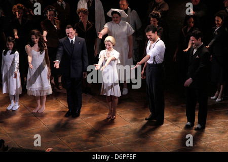 Maya Jade Frank, Rachel Potter, Michael Cerveris, Elena Roger, Ricky Martin, Max von Essen e cast Curtain Call dopo il Foto Stock