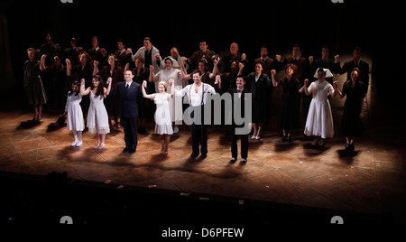 Maya Jade Frank, Rachel Potter, Michael Cerveris, Elena Roger, Ricky Martin, Max von Essen e cast Curtain Call dopo il Foto Stock