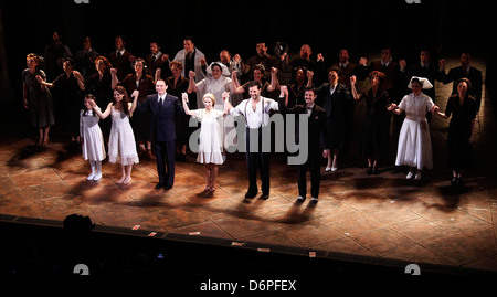 Maya Jade Frank, Rachel Potter, Michael Cerveris, Elena Roger, Ricky Martin, Max von Essen e cast Curtain Call dopo il Foto Stock