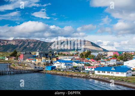 La cittadina portuale di Puerto Natales, Patagonia, Cile, Sud America Foto Stock