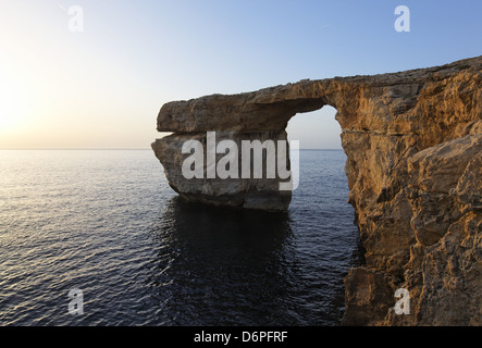 Malta, Gozo, Dwejra, "Azure Window', una roccia naturale arch, costa, scogliere, la luce del tramonto pacifica e armoniosa, San Lawrenz, Malta, Foto Stock