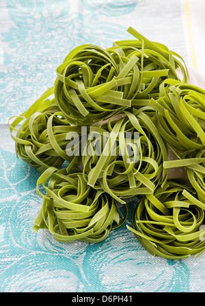 La pasta italiana (tagliatelle) con spinaci sul tovagliolo, primo piano Foto Stock