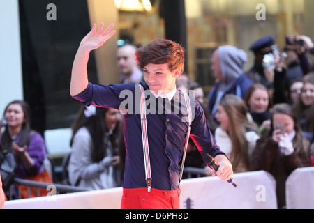 Louis Tomlinson di una direzione esegue su "oggi", come parte integrante della Toyota di una serie di concerti presso il Rockefeller Center di New York City, Foto Stock