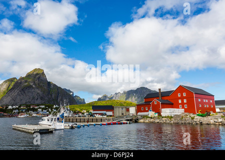 Merluzzo norvegese città di pescatori di Reine, Isole Lofoton, Norvegia, Scandinavia, Europa Foto Stock