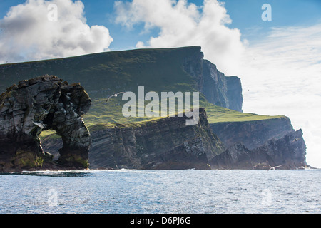 Formazione rocciosa conosciuta come Gada nello stack su Foula Isola, Shetland Scozia, Regno Unito, Europa Foto Stock