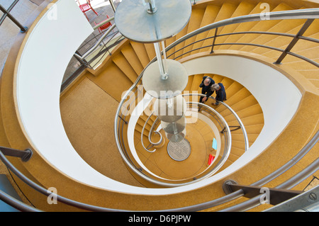 Scala a spirale all'interno del De La Warr Pavilion, Stroud, East Sussex, Inghilterra, Regno Unito, GB, Unione Europea, Europa Foto Stock