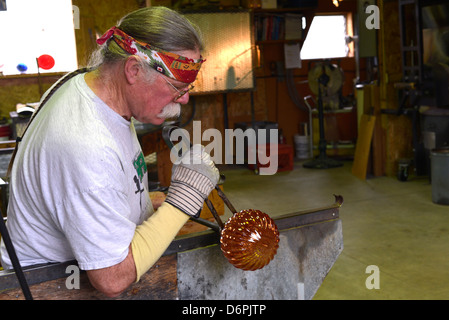 Glassblowing in Moonshine Glass studio in Wallowa, Oregon. Foto Stock
