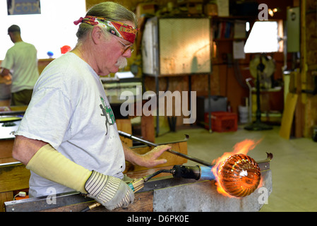 Glassblowing in Moonshine Glass studio in Wallowa, Oregon. Foto Stock