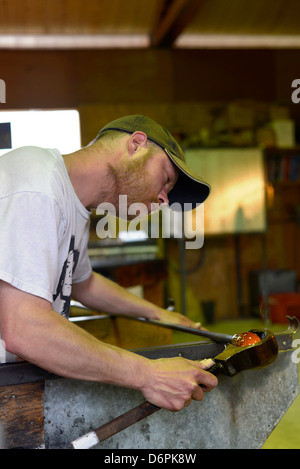 Glassblowing in Moonshine Glass studio in Wallowa, Oregon. Foto Stock