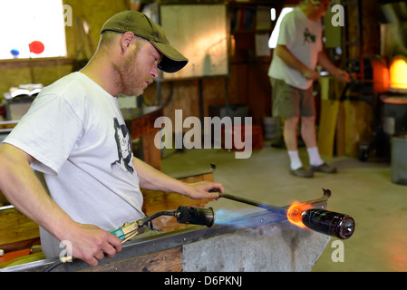Glassblowing in Moonshine Glass studio in Wallowa, Oregon. Foto Stock