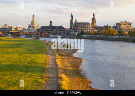 Il centro storico di Dresda e il fiume Elba al tramonto, in Sassonia, Germania, Europa Foto Stock