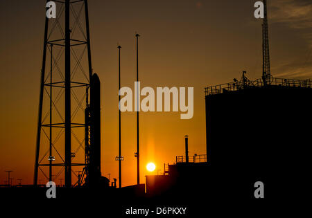 Orbital Sciences Corporation Antares rocket si prepara a sollevare presso sunrise dal Mid-Atlantic Spaceport regionale Launch Pad-0A presso la NASA Wallops Flight Facility Aprile 21, 2013 in Wallops, Virginia. Orbital Sciences Corporation spera di diventare il secondo operatore commerciale per razzi a rifornire la stazione spaziale internazionale. Foto Stock