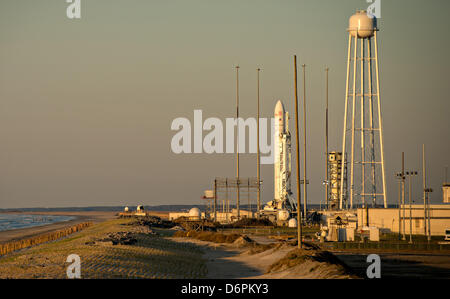 Orbital Sciences Corporation Antares rocket si prepara a sollevare presso sunrise dal Mid-Atlantic Spaceport regionale Launch Pad-0A presso la NASA Wallops Flight Facility Aprile 21, 2013 in Wallops, Virginia. Orbital Sciences Corporation spera di diventare il secondo operatore commerciale per razzi a rifornire la stazione spaziale internazionale. Foto Stock