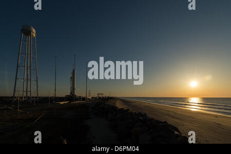 Orbital Sciences Corporation Antares rocket si prepara a sollevare presso sunrise dal Mid-Atlantic Spaceport regionale Launch Pad-0A presso la NASA Wallops Flight Facility Aprile 21, 2013 in Wallops, Virginia. Orbital Sciences Corporation spera di diventare il secondo operatore commerciale per razzi a rifornire la stazione spaziale internazionale. Foto Stock