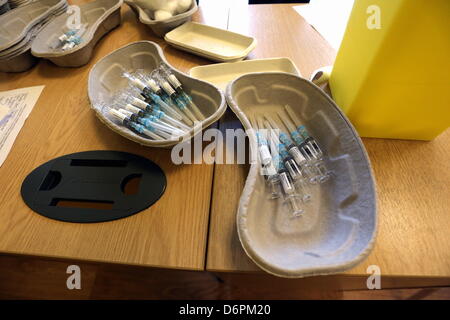 Swansea, Regno Unito. Xx Aprile, 2013 foto: a Neath Port Talbot Hospital, Port Talbot, nel Galles del Sud. Re: Drop-in MMR cliniche sono detenuti presso quattro ospedali a Swansea,UK e Neath Port Talbot, come la morte dell'uomo legate all'epidemia di morbillo è studiata. Gareth Colfer Williams, 25, muore nella sua casa di Swansea,UK giovedì. Prove dalla sanità pubblica del Galles hanno confermato che egli aveva il morbillo al momento della sua morte. Il numero di segnalati casi di morbillo in Galles è ora pari a 808. È il terzo weekend di fila che la vaccinazione cliniche sono state detenute nel tentativo di arginare l' epidemia. Cucciolo Foto Stock