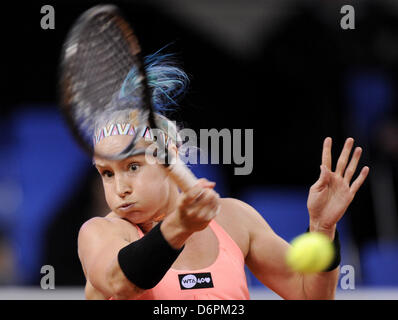 Gli USA Mattek-Sands Bethanie serve durante la partita contro la Germania Friedsam presso il WTA Porsche Tennis Grand Prix in Porsh Arena a Stoccarda, Germania, 22 aprile 2013. Foto: DANIEL MAURER Foto Stock