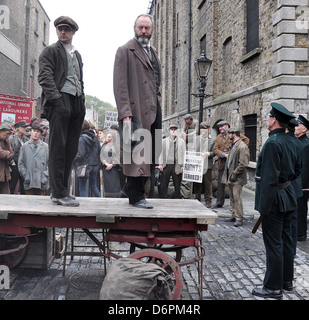 Liam Cunningham sul televisore di 'Titanic: Sangue e acciaio" le riprese in location a Dublino dove egli si rivolge a un ampio gruppo di Foto Stock