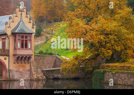 Schloss (castello) Mespelbrunn in autunno, nei pressi di Francoforte, Germania, Europa Foto Stock