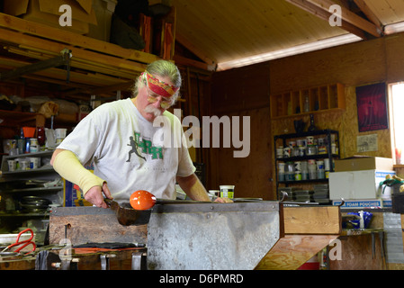 Glassblowing in Moonshine Glass studio in Wallowa, Oregon. Foto Stock