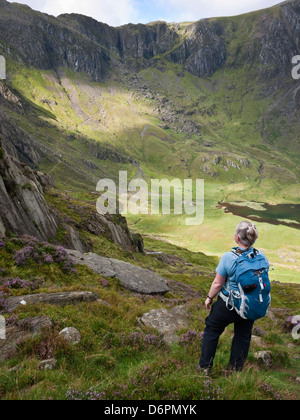 Ammirando la vista in Cwm Idwal, capeggiata da Devil's Kitchen (Twll Du) cliffs, in Snowdonia Y Glyderau montagne Foto Stock