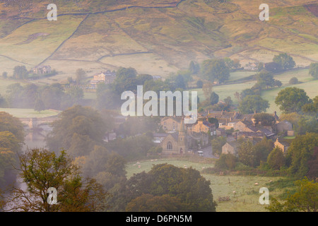 Vista su Burnsall, Yorkshire Dales National Park, il Yorkshire, Inghilterra, Regno Unito, Europa Foto Stock