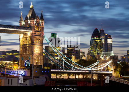 Il Tower Bridge e la città di Londra di notte, Londra, Inghilterra, Regno Unito, Europa Foto Stock