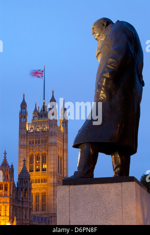 Winston Churchill statua e le case del Parlamento di notte, Londra, Inghilterra, Regno Unito, Europa Foto Stock