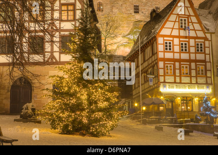 Albero di Natale illuminato di notte nel centro storico di Norimberga, Germania, Europa Foto Stock