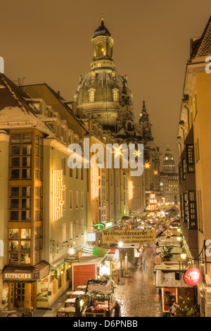 Manzgasse Mercatino di Natale con la Frauenkirche in background, Dresda, Sassonia, Germania, Europa Foto Stock