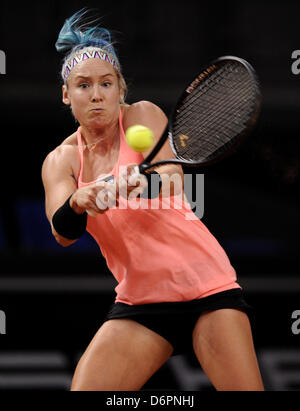 Gli USA Mattek-Sands Bethanie serve durante la partita contro la Germania Friedsam presso il WTA Porsche Tennis Grand Prix in Porsh Arena a Stoccarda, Germania, 22 aprile 2013. Foto: DANIEL MAURER Foto Stock