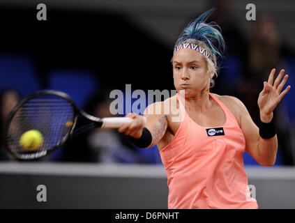 Gli USA Mattek-Sands Bethanie serve durante la partita contro la Germania Friedsam presso il WTA Porsche Tennis Grand Prix in Porsh Arena a Stoccarda, Germania, 22 aprile 2013. Foto: DANIEL MAURER Foto Stock