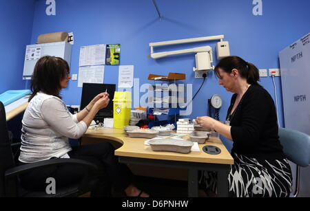 Swansea, Regno Unito. Xx Aprile, 2013 foto: infermieri la preparazione di vaccini MMR a Neath Port Talbot Hospital, Port Talbot, nel Galles del Sud. Re: Drop-in MMR cliniche sono detenuti presso quattro ospedali a Swansea,UK e Neath Port Talbot, come la morte dell'uomo legate all'epidemia di morbillo è studiata. Gareth Colfer Williams, 25, muore nella sua casa di Swansea,UK giovedì. Prove dalla sanità pubblica del Galles hanno confermato che egli aveva il morbillo al momento della sua morte. Il numero di segnalati casi di morbillo in Galles è ora pari a 808. È il terzo weekend di fila che la vaccinazione cliniche sono state detenute in un Foto Stock