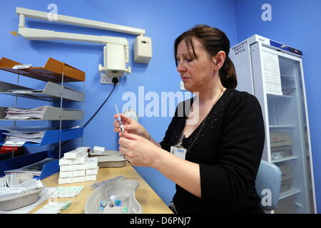 Swansea, Regno Unito. Xx Aprile, 2013 foto: un infermiere è la preparazione di vaccini MMR a Neath Port Talbot Hospital, Port Talbot, nel Galles del Sud. Re: Drop-in MMR cliniche sono detenuti presso quattro ospedali a Swansea,UK e Neath Port Talbot, come la morte dell'uomo legate all'epidemia di morbillo è studiata. Gareth Colfer Williams, 25, muore nella sua casa di Swansea,UK giovedì. Prove dalla sanità pubblica del Galles hanno confermato che egli aveva il morbillo al momento della sua morte. Il numero di segnalati casi di morbillo in Galles è ora pari a 808. È il terzo weekend di fila che la vaccinazione cliniche sono state detenute, ho Foto Stock