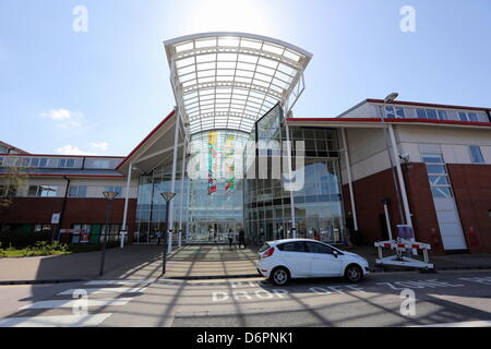 Swansea, Regno Unito. Xx Aprile, 2013 foto: Neath Port Talbot Hospital, Port Talbot, nel Galles del Sud. Re: Drop-in MMR cliniche sono detenuti presso quattro ospedali a Swansea,UK e Neath Port Talbot, come la morte dell'uomo legate all'epidemia di morbillo è studiata. Gareth Colfer Williams, 25, muore nella sua casa di Swansea,UK giovedì. Prove dalla sanità pubblica del Galles hanno confermato che egli aveva il morbillo al momento della sua morte. Il numero di segnalati casi di morbillo in Galles è ora pari a 808. È il terzo weekend di fila che la vaccinazione cliniche sono state detenute nel tentativo di arginare l' epidemia. Gli alunni Foto Stock