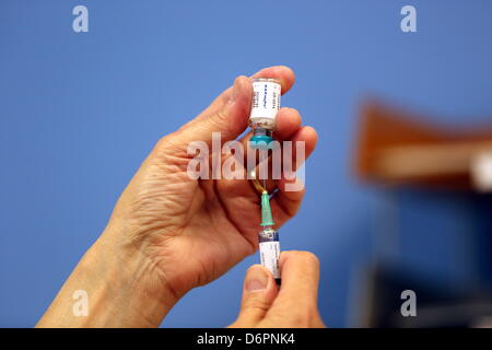 Swansea, Regno Unito. Xx Aprile, 2013 foto: un infermiere è la preparazione di vaccini MMR a Neath Port Talbot Hospital, Port Talbot, nel Galles del Sud. Re: Drop-in MMR cliniche sono detenuti presso quattro ospedali a Swansea,UK e Neath Port Talbot, come la morte dell'uomo legate all'epidemia di morbillo è studiata. Gareth Colfer Williams, 25, muore nella sua casa di Swansea,UK giovedì. Prove dalla sanità pubblica del Galles hanno confermato che egli aveva il morbillo al momento della sua morte. Il numero di segnalati casi di morbillo in Galles è ora pari a 808. È il terzo weekend di fila che la vaccinazione cliniche sono state detenute, ho Foto Stock
