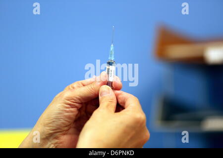 Swansea, Regno Unito. Xx Aprile, 2013 foto: un infermiere è la preparazione di vaccini MMR a Neath Port Talbot Hospital, Port Talbot, nel Galles del Sud. Re: Drop-in MMR cliniche sono detenuti presso quattro ospedali a Swansea,UK e Neath Port Talbot, come la morte dell'uomo legate all'epidemia di morbillo è studiata. Gareth Colfer Williams, 25, muore nella sua casa di Swansea,UK giovedì. Prove dalla sanità pubblica del Galles hanno confermato che egli aveva il morbillo al momento della sua morte. Il numero di segnalati casi di morbillo in Galles è ora pari a 808. È il terzo weekend di fila che la vaccinazione cliniche sono state detenute, ho Foto Stock