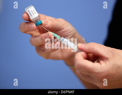 Swansea, Regno Unito. Xx Aprile, 2013 foto: un infermiere è la preparazione di vaccini MMR a Neath Port Talbot Hospital, Port Talbot, nel Galles del Sud. Re: Drop-in MMR cliniche sono detenuti presso quattro ospedali a Swansea,UK e Neath Port Talbot, come la morte dell'uomo legate all'epidemia di morbillo è studiata. Gareth Colfer Williams, 25, muore nella sua casa di Swansea,UK giovedì. Prove dalla sanità pubblica del Galles hanno confermato che egli aveva il morbillo al momento della sua morte. Il numero di segnalati casi di morbillo in Galles è ora pari a 808. È il terzo weekend di fila che la vaccinazione cliniche sono state detenute, ho Foto Stock