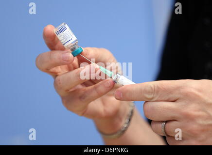 Swansea, Regno Unito. Xx Aprile, 2013 foto: un infermiere è la preparazione di vaccini MMR a Neath Port Talbot Hospital, Port Talbot, nel Galles del Sud. Re: Drop-in MMR cliniche sono detenuti presso quattro ospedali a Swansea,UK e Neath Port Talbot, come la morte dell'uomo legate all'epidemia di morbillo è studiata. Gareth Colfer Williams, 25, muore nella sua casa di Swansea,UK giovedì. Prove dalla sanità pubblica del Galles hanno confermato che egli aveva il morbillo al momento della sua morte. Il numero di segnalati casi di morbillo in Galles è ora pari a 808. È il terzo weekend di fila che la vaccinazione cliniche sono state detenute, ho Foto Stock