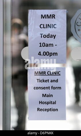 Swansea, Regno Unito. Xx Aprile, 2013 foto: la vaccinazione MMR clinic segni a Neath Port Talbot Hospital, Port Talbot, nel Galles del Sud. Re: Drop-in MMR cliniche sono detenuti presso quattro ospedali a Swansea,UK e Neath Port Talbot, come la morte dell'uomo legate all'epidemia di morbillo è studiata. Gareth Colfer Williams, 25, muore nella sua casa di Swansea,UK giovedì. Prove dalla sanità pubblica del Galles hanno confermato che egli aveva il morbillo al momento della sua morte. Il numero di segnalati casi di morbillo in Galles è ora pari a 808. È il terzo weekend di fila che la vaccinazione cliniche sono state detenute in un b Foto Stock
