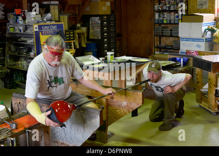 Glassblowing in Moonshine Glass studio in Wallowa, Oregon. Foto Stock