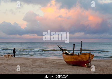 Barca sulla spiaggia, Ahlbeck, isola di Usedom, costa baltica, Meclenburgo-Pomerania Occidentale, Germania, Europa Foto Stock