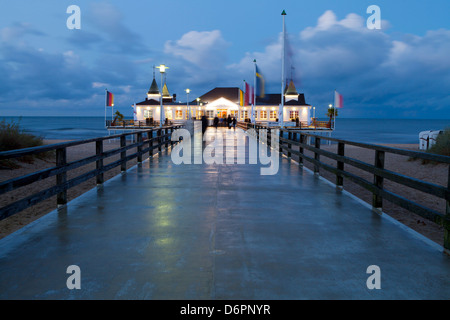 Lo storico Molo di Ahlbeck sull isola di Usedom, costa baltica, Meclenburgo-Pomerania Occidentale, Germania, Europa Foto Stock