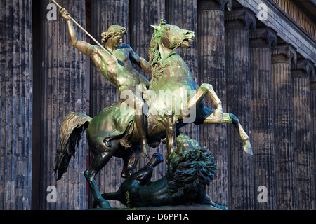 Statua di un cavaliere a cavallo di fronte all'Altes Museum di Berlino, Germania, Europa Foto Stock