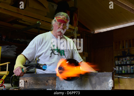 Glassblowing in Moonshine Glass studio in Wallowa, Oregon. Foto Stock