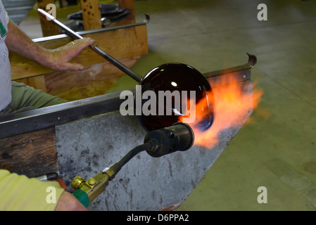 Glassblowing in Moonshine Glass studio in Wallowa, Oregon. Foto Stock