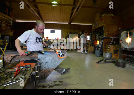 Glassblowing in Moonshine Glass studio in Wallowa, Oregon. Foto Stock