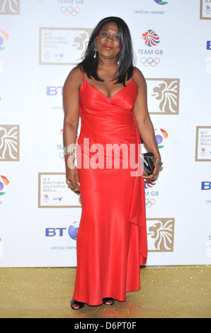 Tessa Sanderson-White BT Olympic sfera mantenuta a Olympia - Arrivi. Londra, Inghilterra - 07.10.11 Foto Stock