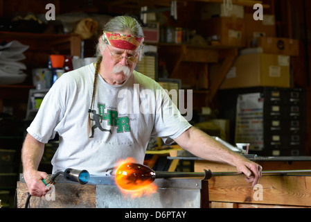 Glassblowing in Moonshine Glass studio in Wallowa, Oregon. Foto Stock